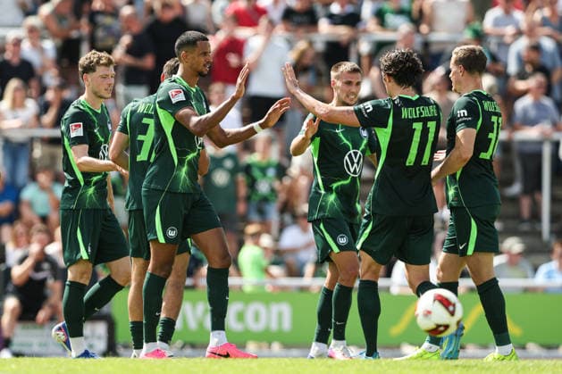 Torjubel - Torschütze Robert Glatzel (l.,VfL Wolfsburg) mit Fabian Reese (VfL Wolfsburg) - Testspiel Sommervorbereitung Fussball Saison 2026-2027 FSV Schöningen vs. VfL Wolfsburg im Elmstadion in Schöningen - Aktion,Fussball,Deutschland,Mann,Männer,11.07.2026 *** Goal celebration by goal scorer Robert Glatzel, VfL Wolfsburg with Fabian Reese; VfL Wolfsburg friendly match during summer training for the 2026–2027 soccer season; FSV Schöningen vs. VfL Wolfsburg at the Elmstadion in Schöningen; action, soccer, Germany, man,Men, July 11, 2026