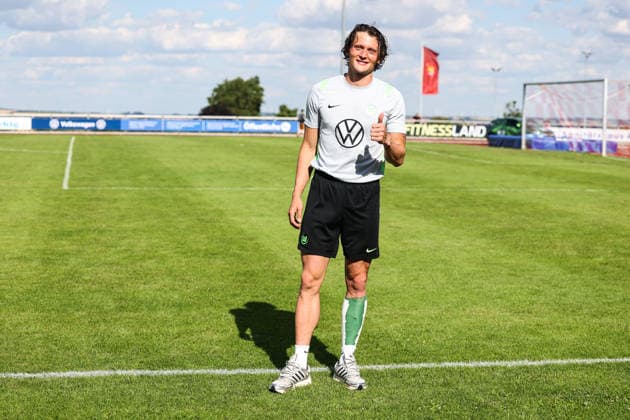 Fabian Reese (VfL Wolfsburg) mit verbundener Wade nach dem Spiel - Testspiel Sommervorbereitung Fussball Saison 2026-2027 FSV Schöningen vs. VfL Wolfsburg im Elmstadion in Schöningen - Fussball,Deutschland,Mann,Männer,11.07.2026 *** Fabian Reese of VfL Wolfsburg with a bandaged calf after the game; friendly match during summer training for the 2026–2027 soccer season; FSV Schöningen vs. VfL Wolfsburg at Elmstadion in Schöningen; soccer, Germany, man,Men, July 11, 2026