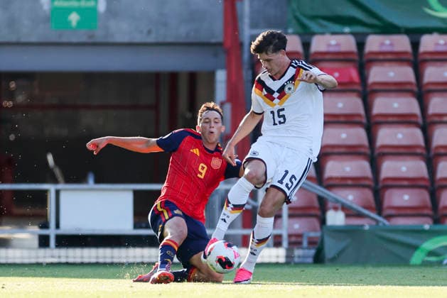 Hugo Lopez (Spain) und Luca Erlein (Germany) kaempfen um den Ball, UEFA European Under-19 Championship 2026 Final, Spain v Germany, Racecourse Ground am 11. July 2026 in Wrexham, Vereinigtes Königreich. (Foto von Marco Steinbrenner DeFodi Images) Hugo Lopez (Spain) und Luca Erlein (Germany) battle for the ball, UEFA European Under-19 Championship 2026 Final, Spain v Germany, Racecourse Ground, July 11, 2026 in Wrexham, United Kingdom. (Photo by Marco Steinbrenner DeFodi Images) - *** Hugo Lopez (Spain) and Luca Erlein (Germany) battle for the ball, 2026 UEFA European Under-19 Championship Final, Spain vs. Germany, Racecourse Ground on July 11, 2026, in Wrexham, United Kingdom. Photo by Marco Steinbrenner, DeFodi Images. Hugo Lopez (Spain) and Luca Erlein (Germany) battle for the ball, 2026 UEFA European Under-19 Championship Final, Spain vs. Germany, Racecourse Ground, July 11, 2026, in Wrexham, United Kingdom. Photo by Marco Steinbrenner, DeFodi Images