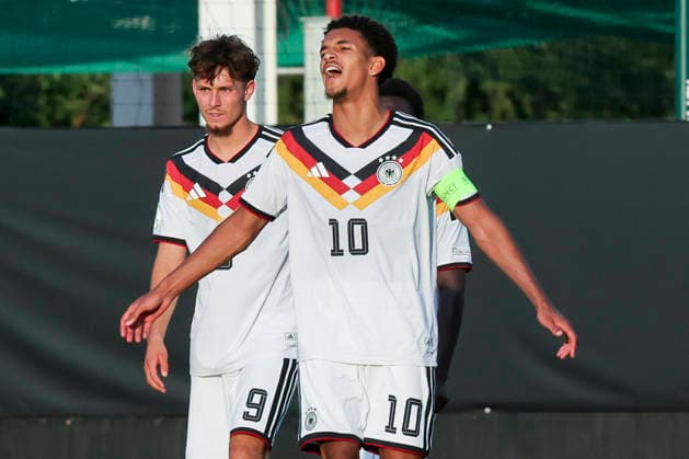 Otto Stange (Germany) und Francis Onyeka (Germany) schauen enttaeuscht, UEFA European Under-19 Championship 2026 Final, Spain v Germany, Racecourse Ground am 11. July 2026 in Wrexham, Vereinigtes Königreich. (Foto von Marco Steinbrenner DeFodi Images) Otto Stange (Germany) und Francis Onyeka (Germany) look dejected, UEFA European Under-19 Championship 2026 Final, Spain v Germany, Racecourse Ground, July 11, 2026 in Wrexham, United Kingdom. (Photo by Marco Steinbrenner DeFodi Images) - *** Otto Stange (Germany) and Francis Onyeka (Germany) look disappointed, 2026 UEFA European Under-19 Championship Final, Spain vs. Germany, Racecourse Ground on July 11, 2026, in Wrexham, United Kingdom. Photo by Marco Steinbrenner, DeFodi Images. Otto Stange (Germany) and Francis Onyeka (Germany) look dejected, UEFA European Under-19 Championship 2026 Final, Spain vs. Germany, Racecourse Ground, July 11, 2026, in Wrexham, United Kingdom. Photo by Marco Steinbrenner, DeFodi Images