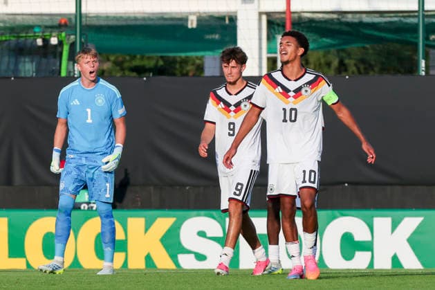 Torhueter Florian Hellstern (Germany), Otto Stange (Germany) und Francis Onyeka (Germany) schauen enttaeuscht, UEFA European Under-19 Championship 2026 Final, Spain v Germany, Racecourse Ground am 11. July 2026 in Wrexham, Vereinigtes Königreich. (Foto von Marco Steinbrenner DeFodi Images) Torhueter Florian Hellstern (Germany), Otto Stange (Germany) und Francis Onyeka (Germany) look dejected, UEFA European Under-19 Championship 2026 Final, Spain v Germany, Racecourse Ground, July 11, 2026 in Wrexham, United Kingdom. (Photo by Marco Steinbrenner DeFodi Images) - *** Goalkeeper Florian Hellstern (Germany), Otto Stange (Germany), and Francis Onyeka (Germany) look disappointed, 2026 UEFA European Under-19 Championship Final, Spain vs. Germany, Racecourse Ground on July 11, 2026, in Wrexham, United Kingdom. Photo by Marco Steinbrenner, DeFodi Images. Goalkeeper Florian Hellstern (Germany), Otto Stange (Germany), and Francis Onyeka (Germany) look dejected, UEFA European Under-19 Championship 2026 Final, Spain vs. Germany, Racecourse Ground, July 11, 2026, in Wrexham, United Kingdom. Photo by Marco Steinbrenner, DeFodi Images