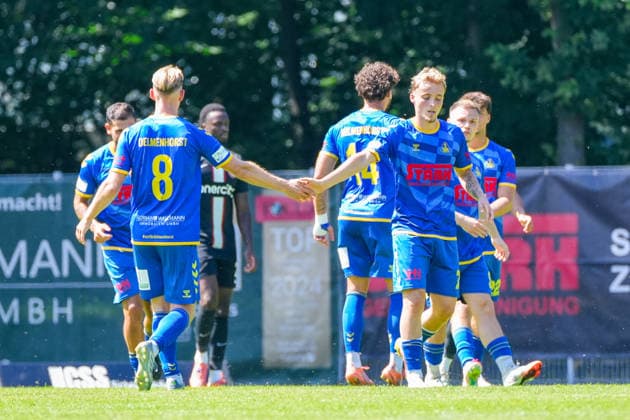 Deutschland: Fussball Regionalliga, 3. Liga, Saison 2026 27, Testspiel, SV Atlas Delmenhorst vs TSV Havelse, 11.07.2026, Städtisches Stadion an der Düsternortstraße (Delmenhorst, Niedersachsen) Dinand Gijsen (SV Atlas Delmenhorst, 8) Fin Tiedeken (SV Atlas Delmenhorst, 7) Torjubel Emotionen Freude *** German Regional League (3rd Division), 2026–27 Season, Friendly Match, SV Atlas Delmenhorst vs. TSV Havelse, July 11, 2026, Municipal Stadium on Düsternortstraße, Delmenhorst, Lower Saxony; Dinand Gijsen (SV Atlas Delmenhorst), 8; Fin Tiedeken (SV Atlas Delmenhorst), 7; Goal celebration, emotions, joy Copyright: xLeonxFrickx