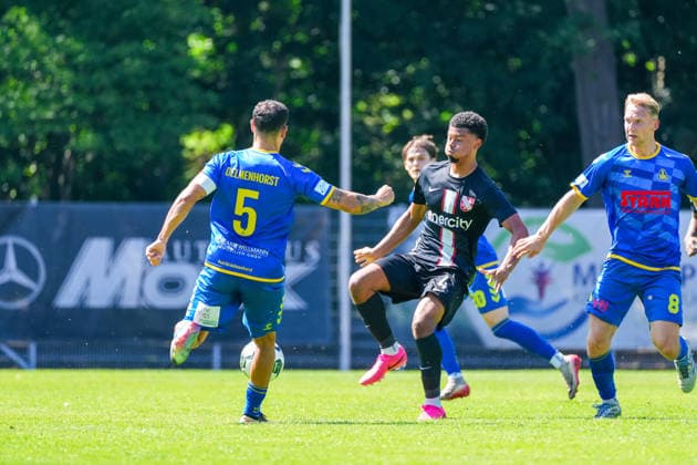 Deutschland: Fussball Regionalliga, 3. Liga, Saison 2026 27, Testspiel, SV Atlas Delmenhorst vs TSV Havelse, 11.07.2026, Städtisches Stadion an der Düsternortstraße (Delmenhorst, Niedersachsen) Ibrahim Temin (SV Atlas Delmenhorst, 5) Leonardo Posadas (TSV Havelse, 4) *** German Regional League (3rd Division), 2026–27 Season, Friendly Match, SV Atlas Delmenhorst vs. TSV Havelse, July 11, 2026, Municipal Stadium on Düsternortstraße, Delmenhorst, Lower Saxony; Ibrahim Temin (SV Atlas Delmenhorst), 5; Leonardo Posadas (TSV Havelse), 4 Copyright: xLeonxFrickx