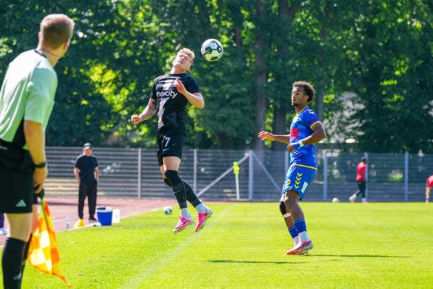 Deutschland: Fussball Regionalliga, 3. Liga, Saison 2026 27, Testspiel, SV Atlas Delmenhorst vs TSV Havelse, 11.07.2026, Städtisches Stadion an der Düsternortstraße (Delmenhorst, Niedersachsen) Kevin Schumacher (TSV Havelse, 7) Eric Anozie (SV Atlas Delmenhorst, 32) *** German Regional League (3rd Division), 2026–27 Season, Friendly Match, SV Atlas Delmenhorst vs. TSV Havelse, July 11, 2026, Municipal Stadium on Düsternortstraße, Delmenhorst, Lower Saxony; Kevin Schumacher (TSV Havelse), 7; Eric Anozie (SV Atlas Delmenhorst), 32 Copyright: xLeonxFrickx