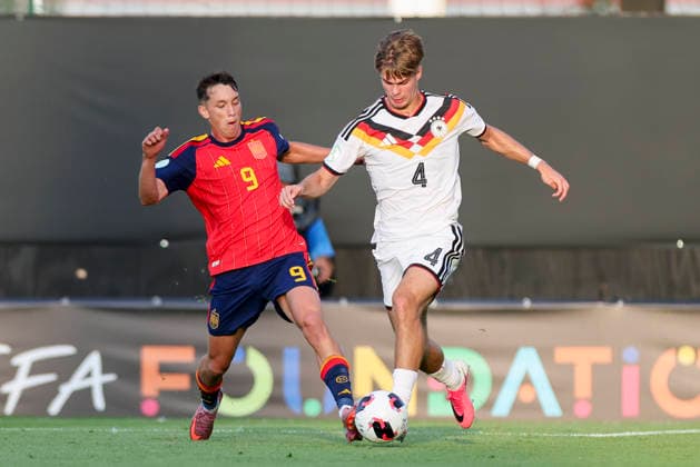 Hugo Lopez (Spain) und Mick Schmetgens (Germany) kaempfen um den Ball, UEFA European Under-19 Championship 2026 Final, Spain v Germany, Racecourse Ground am 11. July 2026 in Wrexham, Vereinigtes Königreich. (Foto von Marco Steinbrenner DeFodi Images) Hugo Lopez (Spain) und Mick Schmetgens (Germany) battle for the ball, UEFA European Under-19 Championship 2026 Final, Spain v Germany, Racecourse Ground, July 11, 2026 in Wrexham, United Kingdom. (Photo by Marco Steinbrenner DeFodi Images) - *** Hugo Lopez (Spain) and Mick Schmetgens (Germany) battle for the ball, 2026 UEFA European Under-19 Championship Final, Spain vs. Germany, Racecourse Ground on July 11, 2026, in Wrexham, United Kingdom Photo by Marco Steinbrenner DeFodi Images Hugo Lopez (Spain) and Mick Schmetgens (Germany) battle for the ball, 2026 UEFA European Under-19 Championship Final, Spain vs. Germany, Racecourse Ground, July 11, 2026, in Wrexham, United Kingdom. Photo by Marco Steinbrenner, DeFodi Images