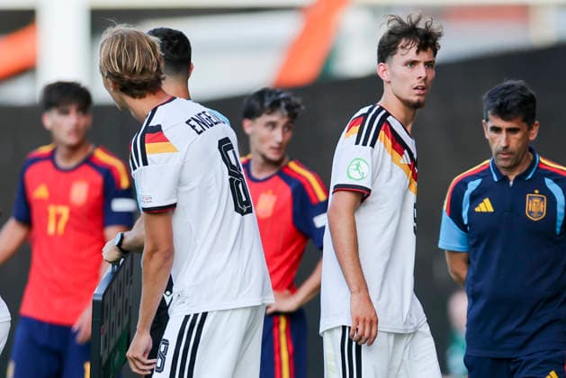 Otto Stange (Germany) schaut nach seiner Auswechslung fuer Luis Engelns (Germany) enttaeuscht, UEFA European Under-19 Championship 2026 Final, Spain v Germany, Racecourse Ground am 11. July 2026 in Wrexham, Vereinigtes Königreich. (Foto von Marco Steinbrenner DeFodi Images) Otto Stange (Germany) looks disappointed after being substituted for Luis Engelns (Germany), UEFA European Under-19 Championship 2026 Final, Spain v Germany, Racecourse Ground, July 11, 2026 in Wrexham, United Kingdom. (Photo by Marco Steinbrenner DeFodi Images) - *** Otto Stange (Germany) looks disappointed after being substituted for Luis Engelns (Germany), 2026 UEFA European Under-19 Championship Final, Spain vs. Germany, Racecourse Ground on July 11, 2026, in Wrexham, United Kingdom. Photo by Marco Steinbrenner, DeFodi Images. Otto Stange of Germany looks disappointed after being substituted for Luis Engelns of Germany, UEFA European Under-19 Championship 2026 Final, Spain vs. Germany, Racecourse Ground, July 11, 2026, in Wrexham, United Kingdom. Photo by Marco Steinbrenner, DeFodi Images