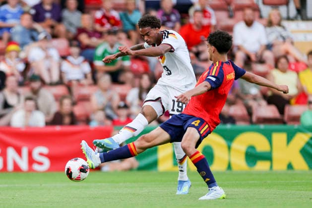 Jykese Fields (Germany) und Mario Rivas (Spain) kaempfen um den Ball, UEFA European Under-19 Championship 2026 Final, Spain v Germany, Racecourse Ground am 11. July 2026 in Wrexham, Vereinigtes Königreich. (Foto von Marco Steinbrenner DeFodi Images) Jykese Fields (Germany) und Mario Rivas (Spain) battle for the ball, UEFA European Under-19 Championship 2026 Final, Spain v Germany, Racecourse Ground, July 11, 2026 in Wrexham, United Kingdom. (Photo by Marco Steinbrenner DeFodi Images) - *** Jykese Fields (Germany) and Mario Rivas (Spain) battle for the ball, 2026 UEFA European Under-19 Championship Final, Spain vs. Germany, Racecourse Ground on July 11, 2026, in Wrexham, United Kingdom. Photo by Marco Steinbrenner, DeFodi Images. Jykese Fields (Germany) and Mario Rivas (Spain) battle for the ball, 2026 UEFA European Under-19 Championship Final, Spain vs. Germany, Racecourse Ground, July 11, 2026, in Wrexham, United Kingdom. Photo by Marco Steinbrenner, DeFodi Images