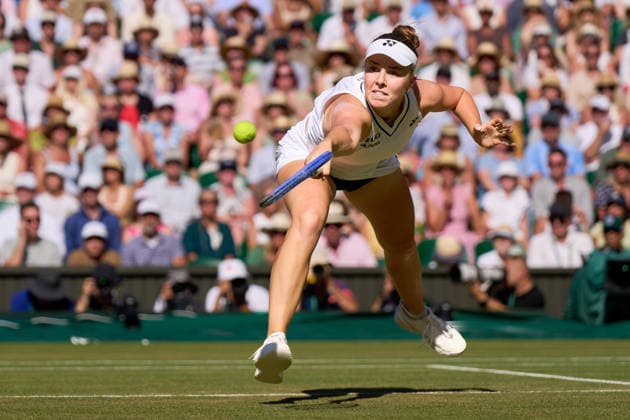 2026 Wimbledon, July 11, Ladies Final LONDON, - JULY 11: Linda Noskova of the Czech Republic dives for the ball against Karolina Muchova of the Czech Republic during the 2026 Wimbledon, July 11, Ladies Final at The all England club, Wimbledon on July 11, 2026 in London, GBR. London The all England club, Wimbledon GBR Copyright: xPeterxvanxdenxBerg ISIxPhotosx 9498