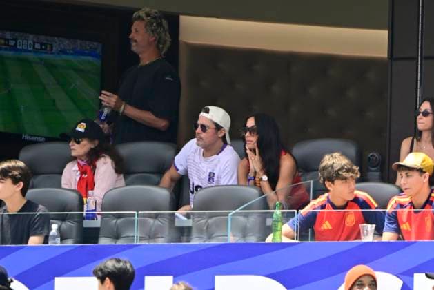 Spain vs Belgium - FIFA World Cup, WM, Weltmeisterschaft, Fussball 2026 LOS ANGELES, UNITED STATES OF AMERICA - JULY 10 : Brad Pitt and Ines de Ramon pictured during the FIFA World Cup 2026 round of 8 match between Spain and Belgium at the SoFi stadium on July 10, 2026 in Los Angeles, United States of America, 10 07 2026 Los Angeles United States of America  Copyright: xJanxDexMeuleneirx