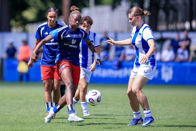 v.li.: Magou Doucoure (Hamburger SV, HSV, 2) und Ronja Borchmeyer (Hertha BSC, 2) im Zweikampf, Duell, Dynamik, Aktion, Action, Spielszene, 11.07.2026, Hamburg (Deutschland), Fussball, Testspiel Frauen, Hamburger SV - Hertha BSC *** v li Magou Doucoure, Hamburger SV (HSV), 2, and Ronja Borchmeyer, Hertha BSC, 2, in a one-on-one, duel, dynamic play, action, game scene, July 11, 2026, Hamburg, Germany, soccer, women’s friendly match, Hamburger SV vs. Hertha BSC xobx