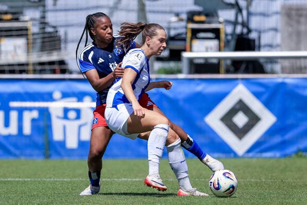 v.li.: Celainy Obispo (Hamburger SV, 5) und Clara Dreher (Hertha BSC, 9) im Zweikampf, Duell, Dynamik, Aktion, Action, Spielszene, 11.07.2026, Hamburg (Deutschland), Fussball, Testspiel Frauen, Hamburger SV - Hertha BSC *** v li Celainy Obispo (Hamburger SV), 5, and Clara Dreher (Hertha BSC), 9, in a one-on-one battle, duel, dynamic play, action, game scene, July 11, 2026, Hamburg, Germany, soccer, women s friendly match, Hamburger SV vs. Hertha BSC xobx