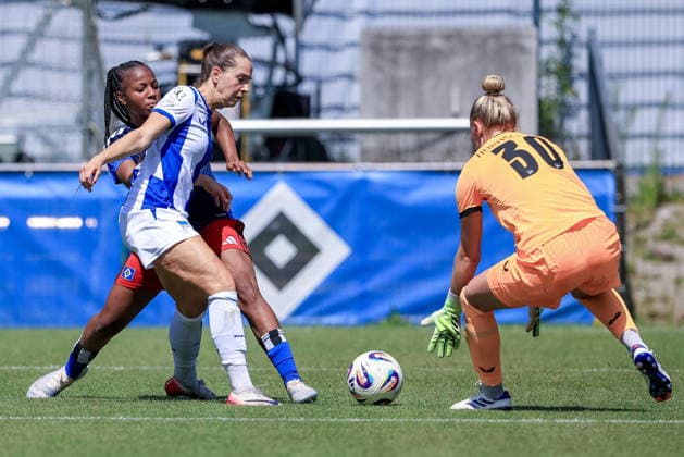 v.li.: Celainy Obispo (Hamburger SV, 5), Clara Dreher (Hertha BSC, 9) und Sarah Hornschuch (Torhüterin, Torwart, Hertha BSC, 30) im Zweikampf, Duell, Dynamik, Aktion, Action, Spielszene, 11.07.2026, Hamburg (Deutschland), Fussball, Testspiel Frauen, Hamburger SV - Hertha BSC *** v li Celainy Obispo, Hamburger SV, 5, Clara Dreher of Hertha BSC, 9, and Sarah Hornschuch, goalkeeper, Hertha BSC, 30, in a one-on-one, duel, dynamic moment, action, game scene, July 11, 2026, Hamburg, Germany, soccer, women’s friendly match, Hamburger SV vs. Hertha BSC xobx
