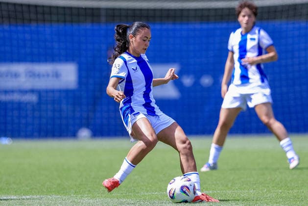 Sari Saeland (Hertha BSC, 14) am Ball, Einzelbild, Ganzkörper, Aktion, Action, Spielszene, 11.07.2026, Hamburg (Deutschland), Fussball, Testspiel Frauen, Hamburger SV - Hertha BSC *** Sari Saeland, Hertha BSC, No. 14 with the ball, single frame, full body, action, game scene, July 11, 2026, Hamburg, Germany, soccer, women s friendly match, Hamburger SV vs. Hertha BSC xobx