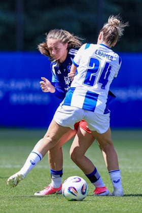 v.li.: Camilla Linberg (Hamburger SV, HSV, 7) und Jennifer Cramer (Hertha BSC, 24) im Zweikampf, Duell, Dynamik, Aktion, Action, Spielszene, 11.07.2026, Hamburg (Deutschland), Fussball, Testspiel Frauen, Hamburger SV - Hertha BSC *** From left: Camilla Linberg (Hamburger SV, HSV), 7, and Jennifer Cramer (Hertha BSC), 24, in a one-on-one battle, duel, dynamic moment, action, game scene, July 11, 2026, Hamburg, Germany, soccer, women s friendly match, Hamburger SV vs. Hertha BSC xobx