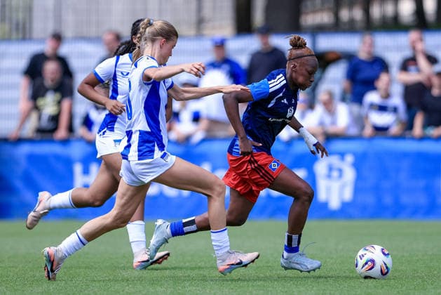 v.li.: Aurelia Haesler (Hertha BSC, 10) und Magou Doucoure (Hamburger SV, HSV, 2) im Zweikampf, Duell, Dynamik, Aktion, Action, Spielszene, 11.07.2026, Hamburg (Deutschland), Fussball, Testspiel Frauen, Hamburger SV - Hertha BSC *** v li Aurelia Haesler (Hertha BSC), 10, and Magou Doucoure (Hamburger SV, HSV), 2, in a one-on-one, duel, dynamic moment, action, game scene, July 11, 2026, Hamburg, Germany, soccer, women’s friendly match, Hamburger SV vs. Hertha BSC xobx