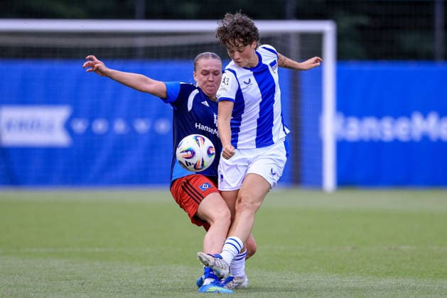 v.li.: Annaleen Böhler (Hamburger SV, HSV, 6) und Elly Böttcher (Hertha BSC, 19) im Zweikampf, Duell, Dynamik, Aktion, Action, Spielszene, 11.07.2026, Hamburg (Deutschland), Fussball, Testspiel Frauen, Hamburger SV - Hertha BSC *** v li Annaleen Böhler, Hamburger SV (HSV), 6, and Elly Böttcher, Hertha BSC, 19, in a one-on-one, duel, dynamic moment, action, game scene, July 11, 2026, Hamburg, Germany, soccer, women’s friendly match, Hamburger SV vs. Hertha BSC xobx