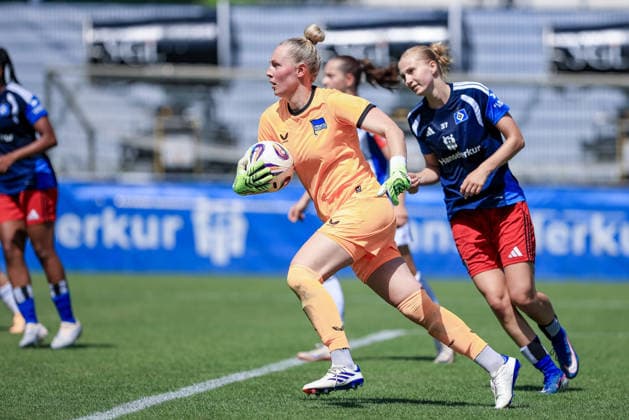 Sarah Hornschuch (Torhüterin, Torwart, Hertha BSC, 30) am Ball, Einzelbild, Ganzkörper, Aktion, Action, Spielszene, 11.07.2026, Hamburg (Deutschland), Fussball, Testspiel Frauen, Hamburger SV - Hertha BSC *** Sarah Hornschuch, goalkeeper, Hertha BSC, 30, on the ball, single frame, full-body shot, action, game scene, July 11, 2026, Hamburg, Germany, soccer, women s friendly match, Hamburger SV vs. Hertha BSC xobx