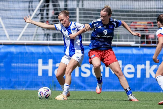 v.li.: Henrike Sahlmann (Hertha BSC, 21) und Jonna Wrede (Hamburger SV, HSV, 26) im Zweikampf, Duell, Dynamik, Aktion, Action, Spielszene, 11.07.2026, Hamburg (Deutschland), Fussball, Testspiel Frauen, Hamburger SV - Hertha BSC *** From left: Henrike Sahlmann of Hertha BSC, 21, and Jonna Wrede of Hamburger SV (HSV), 26, in a one-on-one battle, duel, dynamic moment, action, game scene, July 11, 2026, Hamburg, Germany, soccer, women’s friendly match, Hamburger SV vs. Hertha BSC xobx