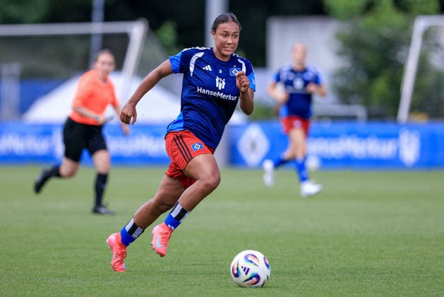 Melina Krüger (Hamburger SV, HSV, 9) am Ball, Einzelbild, Ganzkörper, Aktion, Action, Spielszene, 11.07.2026, Hamburg (Deutschland), Fussball, Testspiel Frauen, Hamburger SV - Hertha BSC *** Melina Krüger, Hamburger SV (HSV), 9 on the ball, single frame, full body, action, game scene, July 11, 2026, Hamburg, Germany, soccer, women s friendly match, Hamburger SV vs. Hertha BSC xobx