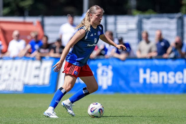 Nina Räcke (Hamburger SV, HSV, 39) am Ball, Einzelbild, Ganzkörper, Aktion, Action, Spielszene, 11.07.2026, Hamburg (Deutschland), Fussball, Testspiel Frauen, Hamburger SV - Hertha BSC *** Nina Räcke, Hamburger SV (HSV), 39, on the ball, single frame, full body, action, game scene, July 11, 2026, Hamburg, Germany, soccer, women s friendly match, Hamburger SV vs. Hertha BSC xobx