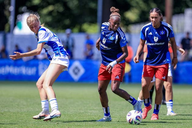 v.li.: Aurelia Haesler (Hertha BSC, 10) und Magou Doucoure (Hamburger SV, HSV, 2) im Zweikampf, Duell, Dynamik, Aktion, Action, Spielszene, 11.07.2026, Hamburg (Deutschland), Fussball, Testspiel Frauen, Hamburger SV - Hertha BSC *** v li Aurelia Haesler (Hertha BSC), 10, and Magou Doucoure (Hamburger SV, HSV), 2, in a one-on-one, duel, dynamic moment, action, game scene, July 11, 2026, Hamburg, Germany, soccer, women’s friendly match, Hamburger SV vs. Hertha BSC xobx
