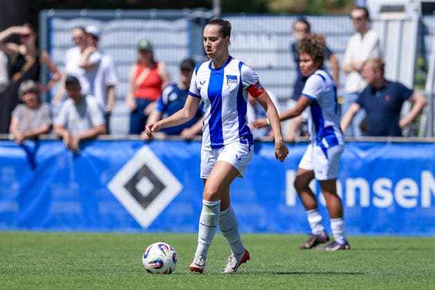 Clara Dreher (Hertha BSC, 9) am Ball, Einzelbild, Ganzkörper, Aktion, Action, Spielszene, 11.07.2026, Hamburg (Deutschland), Fussball, Testspiel Frauen, Hamburger SV - Hertha BSC *** Clara Dreher, Hertha BSC, No. 9 with the ball, single shot, full body, action, game scene, July 11, 2026, Hamburg, Germany, soccer, women s friendly match, Hamburger SV vs. Hertha BSC xobx