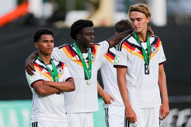 Tiago Poller (Germany), Boris Lum (Germany) und Luis Engelns (Germany) schauen enttaeuscht, UEFA European Under-19 Championship 2026 Final, Spain v Germany, Racecourse Ground am 11. July 2026 in Wrexham, Vereinigtes Königreich. (Foto von Marco Steinbrenner DeFodi Images) Tiago Poller (Germany), Boris Lum (Germany) und Luis Engelns (Germany) look dejected, UEFA European Under-19 Championship 2026 Final, Spain v Germany, Racecourse Ground, July 11, 2026 in Wrexham, United Kingdom. (Photo by Marco Steinbrenner DeFodi Images) - *** Tiago Poller (Germany), Boris Lum (Germany) and Luis Engelns (Germany) look disappointed, 2026 UEFA European Under-19 Championship Final, Spain vs. Germany, Racecourse Ground on July 11, 2026, in Wrexham, United Kingdom. Photo by Marco Steinbrenner, DeFodi Images. Tiago Poller (Germany), Boris Lum (Germany) and Luis Engelns (Germany) look dejected, 2026 UEFA European Under-19 Championship Final, Spain vs. Germany, Racecourse Ground, July 11, 2026, in Wrexham, United Kingdom. Photo by Marco Steinbrenner, DeFodi Images