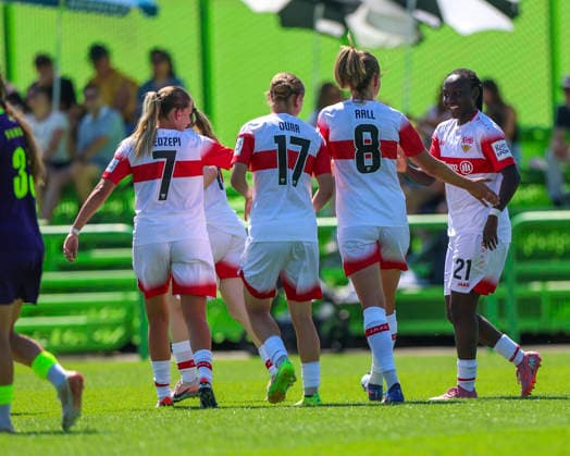 11.07.2026, SUI, Fussball, Frauen, Testspiel, Saison 2026 2027, FC Zürich vs. VfB Stuttgart Mira Arouna (21, VfB Stuttgart) wird zu ihrem Tor von Dafina Redzepi (7, VfB Stuttgart, vlnr), Muriel Dürr (17, VfB Stuttgart) und Maximiliane Rall (8, VfB Stuttgart) beglückwünscht. Foto: Urs Ottiger IMAGO Zürich Sportzentrum Heerenschürli Zürich Switzerland *** July 11, 2026, SUI, Soccer, Women s, Friendly, 2026–2027 Season, FC Zurich vs. VfB Stuttgart: Mira Arouna (21), VfB Stuttgart, is congratulated on her goal by Dafina Redzepi (7), VfB Stuttgart, from left to right: Muriel Dürr 17, VfB Stuttgart, and Maximiliane Rall 8, VfB Stuttgart, congratulate each other. Photo by Urs Ottiger, IMAGO, Zurich Sports Center Heerenschürli, Zurich, Switzerland
