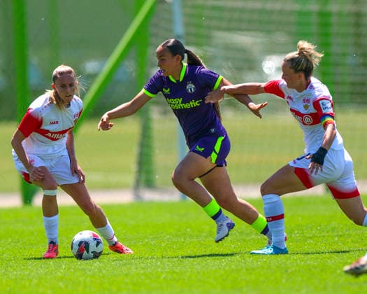 11.07.2026, SUI, Fussball, Frauen, Testspiel, Saison 2026 2027, FC Zürich vs. VfB Stuttgart Shanae Tsawa (16, FC Zürich) im Zweikampf mit Jana Beuschlein (20, VfB Stuttgart) Foto: Urs Ottiger IMAGO Zürich Sportzentrum Heerenschürli Zürich Switzerland *** July 11, 2026, SUI, Soccer, Women, Friendly Match, 2026–2027 Season, FC Zurich vs. VfB Stuttgart: Shanae Tsawa (16) of FC Zurich in a tackle with Jana Beuschlein (20) of VfB Stuttgart. Photo by Urs Ottiger, IMAGO. Zurich Sports Center, Heerenschürli, Zurich, Switzerland