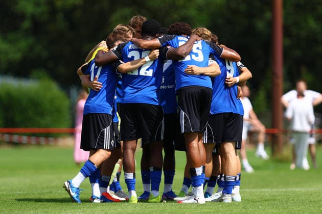 Teamkreis bei der Hamburger SV U21, U 21 vor dem Anpfiff. Fußball I Herren I Testspiel I Saison 2026-2027 I Rot-Weiß Oberhausen - Hamburger SV U21 I 11.07.2026 I Sportplatz Eicklingen *** Hamburger SV U21 squad before kickoff Soccer I Men s I Friendly Match I 2026–2027 Season Rot Weiß Oberhausen vs. Hamburger SV U21 July 11, 2026 Eicklingen Sports Field