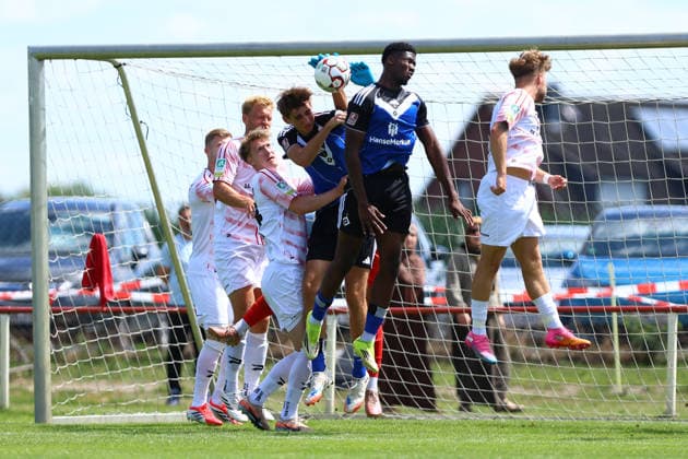 32 Joel Agyekum (Hamburger SV U21, U 21 und 15 Sebastian Boltersdorf (Hamburger SV U21) Fußball I Herren I Testspiel I Saison 2026-2027 I Rot-Weiß Oberhausen - Hamburger SV U21 I 11.07.2026 I Sportplatz Eicklingen *** 32 Joel Agyekum, Hamburger SV U21, and 15 Sebastian Boltersdorf, Hamburger SV U21, Soccer I Men s I Friendly Match I 2026–2027 Season I Rot Weiß Oberhausen vs. Hamburger SV U21 I July 11, 2026 I Eicklingen Sports Field