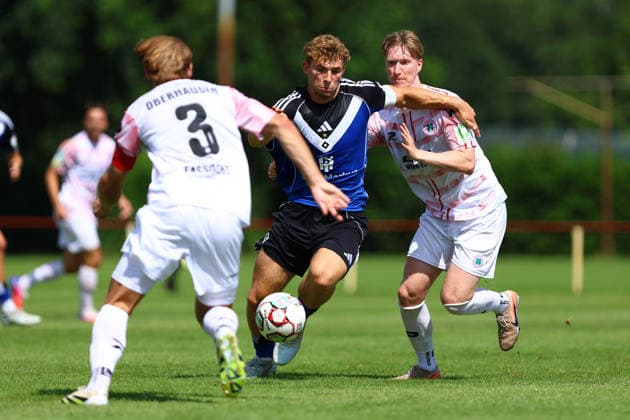 24 Simon Ludwig (Rot-Weiß Oberhausen), 9 Joonas Frenzel (Hamburger SV U21, U 21 Fußball I Herren I Testspiel I Saison 2026-2027 I Rot-Weiß Oberhausen - Hamburger SV U21 I 11.07.2026 I Sportplatz Eicklingen *** 24 Simon Ludwig Rot Weiß Oberhausen, 9 Joonas Frenzel Hamburger SV U21 Soccer I Men s I Friendly Match I 2026–2027 Season I Rot Weiß Oberhausen Hamburger SV U21 I July 11, 2026 I Eicklingen Sports Field