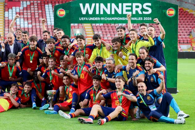 Die Spieler aus Spanien bejubeln mit dem Siegerpokal und den Goldmedaillen den Gewinn des Europameistertitels, UEFA European Under-19 Championship 2026 Final, Spain v Germany, Racecourse Ground am 11. July 2026 in Wrexham, Vereinigtes Königreich. (Foto von Marco Steinbrenner DeFodi Images) The Spanish players celebrate winning the European Championship, EM, Europameisterschaft title with the trophy and their gold medals, UEFA European Under-19 Championship 2026 Final, Spain v Germany, Racecourse Ground, July 11, 2026 in Wrexham, United Kingdom. (Photo by Marco Steinbrenner DeFodi Images) - *** The Spanish players celebrate winning the European Championship title with the trophy and their gold medals, UEFA European Under-19 Championship 2026 Final, Spain vs. Germany, Racecourse Ground on July 11, 2026, in Wrexham, United Kingdom. Photo by Marco Steinbrenner, DeFodi Images. The Spanish players celebrate winning the European Championship title with the trophy and their gold medals, UEFA European Under-19 Championship 2026 Final, Spain vs. Germany, Racecourse Ground, July 11, 2026, in Wrexham, United Kingdom. Photo by Marco Steinbrenner, DeFodi Images