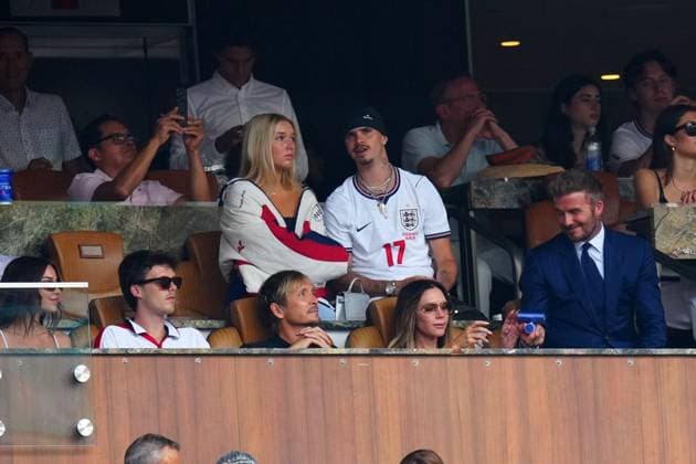David Beckham, Victoria Beckham, Romeo Beckham, Cruz Beckham and Harper Beckham ahead of kick-off. David cools Victoria down with a handheld fan England v Norway, 2026 FIFA World Cup, WM, Weltmeisterschaft, Fussball Quarter-final, Football, Miami Stadium, Miami, Florida, USA - 11 Jul 2026Miami Miami Stadium Florida (FL) United States of America  Copyright: xJavierxGarcia Shutterstockx 16986211ai