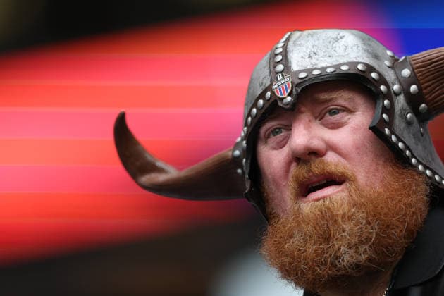 Football - FIFA World Cup, WM, Weltmeisterschaft, Fussball - Quarter Final - Norway v England 11th July 2026 - FIFA World Cup - Quarter Final - Norway v England - A Norway fan wears a viking helmet - Photo: Simon Stacpoole Offside. Miami USA *** Fußball: FIFA-Weltmeisterschaft, Viertelfinale Norwegen gegen England, 11. Juli 2026 FIFA-Weltmeisterschaft, Viertelfinale Norwegen gegen England Ein norwegischer Fan trägt einen Wikingerhelm. Foto: Simon Stacpoole, Offside, Miami, USA  Copyright: xSimonxStacpoolexOffside
