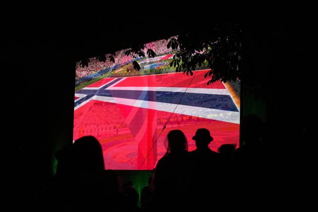 Fotball-VM 2026: Norge - England Oslo 20260711. Publikum ser pa VM-kampen mellom Norge og England som vises pa storskjerm i Oslo sentrum lordag kveld. Foto: Javad Parsa NTB Oslo Norge EDITORIAL USE ONLY. RESTRICTED USE FOR BETTING COMPANIES Ref:_SPOHXJnERI6ZXs.jpg *** 2026 World Cup Norway England Oslo 20260711 Spectators watch the World Cup match between Norway and England, shown on a big screen in downtown Oslo on Saturday evening. Photo: Javad Parsa, NTB, Oslo, Norway. EDITORIAL USE ONLY. RESTRICTED USE FOR BETTING COMPANIES  Copyright: xJavadxParsax xNTBx