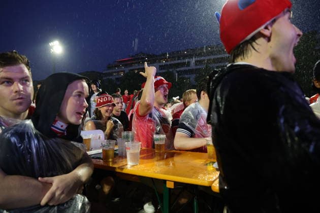OSLO, NORWAY 20260711 Norwegian football fans tonight s quarter-final in the World Cup between Norway and England at Frogner Stadium in Oslo. OSLO NORWAY x9200x *** OSLO, NORWAY 20260711 Norwegian soccer fans are watching tonight s World Cup quarterfinal between Norway and England at Frogner Stadium in Oslo OSLO NORWAY x9200x  Copyright: xAdamxIhse TTx WORLD CUP NORWEGIAN FANS NORWAY-ENGLAND