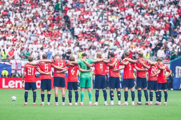 RECORD DATE NOT STATED FIFA World Cup, WM, Weltmeisterschaft, Fussball 2026 - Quarterfinals - Norway v England A one-minute silence is observed in memory of Jayden Adams, the South Africa player who competed at the 2026 FIFA World Cup and was found dead in Schotschekloof, in central Cape Town, on Saturday morning before the FIFA World Cup quarterfinal match between Norway and England, at Miami Stadium, in Florida, United States, July 11, 2026.(Foto: William Volcov Brazil Photo Press IMAGO) Sports Miami FL United States Copyright: xWILLIAMxVOLCOVx