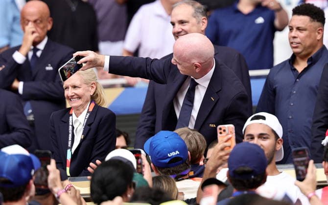 FIFA World Cup, WM, Weltmeisterschaft, Fussball 2026 quarterfinals - Norway vs England FIFA president Gianni Infantino takes a selfie with fans before the FIFA World Cup 2026 quarterfinals match Norway against England, in Miami, USA, 11 July 2026. MIAMI United States  Copyright: xRONALDxWITTEKx