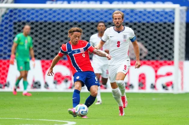 Patrick Berg of Norway and Harry Kane of England England v Norway, 2026 FIFA World Cup, WM, Weltmeisterschaft, Fussball Quarter-final, Football, Miami Stadium, Miami, Florida, USA - 11 Jul 2026Miami Miami Stadium Florida (FL) United States of America  Copyright: xJavierxGarcia Shutterstockx 16986211as