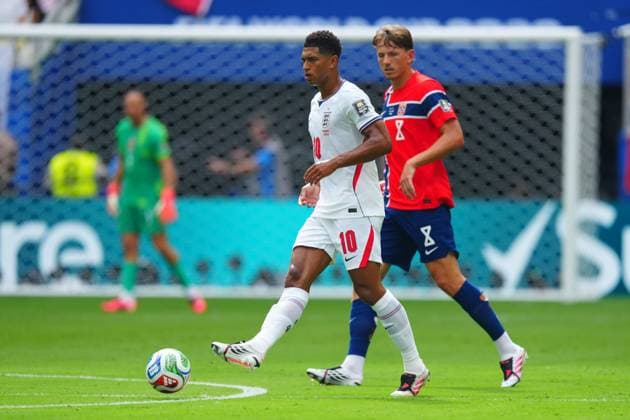 Jude Bellingham of England and Sander Berge of Norway England v Norway, 2026 FIFA World Cup, WM, Weltmeisterschaft, Fussball Quarter-final, Football, Miami Stadium, Miami, Florida, USA - 11 Jul 2026Miami Miami Stadium Florida (FL) United States of America  Copyright: xJavierxGarcia Shutterstockx 16986211au
