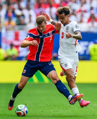 260711 Alexander Sorloth of Norway and Nico O Reilly of England during the FIFA World Cup, WM, Weltmeisterschaft, Fussball 2026 quarter-final football match between Norway and England on July 11, 2026 in Miami. Photo: Vegard Grott BILDBYRAN kod VG VG0992 bbeng fotboll football soccer fotball vm fotbolls-vm fotball-vm fotbolls-vm 2026 fifa world cup 2026 kvartfinale kvartsfinal quarterfinal quarter-final england norge norway *** July 11, 2026: Alexander Sorloth of Norway and Nico O Reilly of England during the 2026 FIFA World Cup quarterfinal soccer match between Norway and England on July 11, 2026 in Miami. Photo by Vegard Grott, BILDBYRAN. Code: VG VG0992 bbeng soccer football fotball World Cup soccer World Cup 2026 FIFA World Cup 2026 quarterfinal quarterfinal quarterfinal quarter final England Norway  Copyright: VEGARDxGRoTT BB260711VG035
