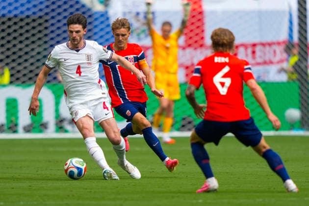 Fotball-VM 2026: Norge - England Miami Gardens, Florida , USA 20260711. Englands Declan Rice og Norges Martin odegaard under kvartfinalen i fotball-VM 2026 mellom Norge og England pa Miami stadion. Foto: Fredrik Varfjell NTB Miami Gardens, Florida USA EDITORIAL USE ONLY. RESTRICTED USE FOR BETTING COMPANIES Ref:_SPOj7LAoUHaHCs.jpg *** 2026 FIFA World Cup: Norway vs. England, Miami Gardens, Florida, USA 20260711 England’s Declan Rice and Norway’s Martin Ødegaard during the quarterfinal match of the 2026 FIFA World Cup between Norway and England at Miami Stadium. Photo: Fredrik Varfjell, NTB, Miami Gardens, Florida, USA. EDITORIAL USE ONLY. RESTRICTED USE FOR BETTING COMPANIES.  Copyright: xFredrikxVarfjellx xNTBx