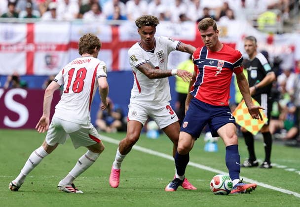FIFA World Cup, WM, Weltmeisterschaft, Fussball 2026 quarterfinals - Norway vs England Alexander Sorloth (R) of Norway in action against Nico O Reilly (C) and Anthony Gordon of England during the FIFA World Cup 2026 quarterfinals match Norway against England, in Miami, USA, 11 July 2026. MIAMI United States  Copyright: xRONALDxWITTEKx