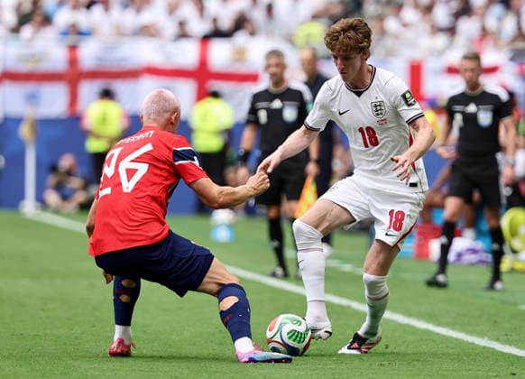 FIFA World Cup, WM, Weltmeisterschaft, Fussball 2026 quarterfinals - Norway vs England Anthony Gordon (R) of England and Julian Ryerson of Norway in action during the FIFA World Cup 2026 quarterfinals match Norway against England, in Miami, USA, 11 July 2026. MIAMI United States  Copyright: xRONALDxWITTEKx