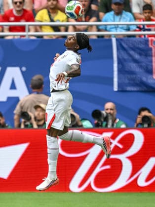 Noni Madueke (England) controls the Ball during the FIFA World Cup, WM, Weltmeisterschaft, Fussball 2026 Quarter Final match between Norway and England at Miami Stadium on July 11, 2026 in Miami Gardens, United States. (Photo by Harry Langer DeFodi Images) - *** Noni Madueke of England controls the ball during the 2026 FIFA World Cup quarterfinal match between Norway and England at Miami Stadium on July 11, 2026, in Miami Gardens, United States. Photo by Harry Langer, DeFodi Images