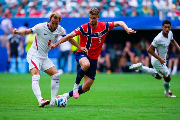 World Cup 2026: Norway - England Miami Gardens, Florida , USA 20260711. England s Harry Kane and Norway s Kristoffer Vassbakk Ajer during the quarter-final of the 2026 World Cup between Norway and England at the Miami Stadium. Photo: Fredrik Varfjell NTB Miami Gardens, Florida United States EDITORIAL USE ONLY. RESTRICTED USE FOR BETTING COMPANIES Ref:_SPO_wsov_8JUrE.jpg *** 2026 World Cup: Norway vs. England, Miami Gardens, Florida, USA, July 11, 2026. England’s Harry Kane and Norway’s Kristoffer Vassbakk Ajer during the quarterfinal of the 2026 World Cup between Norway and England at Miami Stadium. Photo: Fredrik Varfjell, NTB, Miami Gardens, Florida, United States EDITORIAL USE ONLY RESTRICTED USE FOR BETTING COMPANIES  Copyright: xFredrikxVarfjellx xNTBx