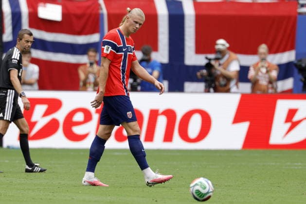 FIFA World Cup, WM, Weltmeisterschaft, Fussball 2026 quarterfinals - Norway vs England Erling Haaland of Norway walks during the FIFA World Cup 2026 quarterfinals match Norway against England, in Miami, Florida, USA, 11 July 2026. MIAMI United States  Copyright: xSHAWNxTHEWx
