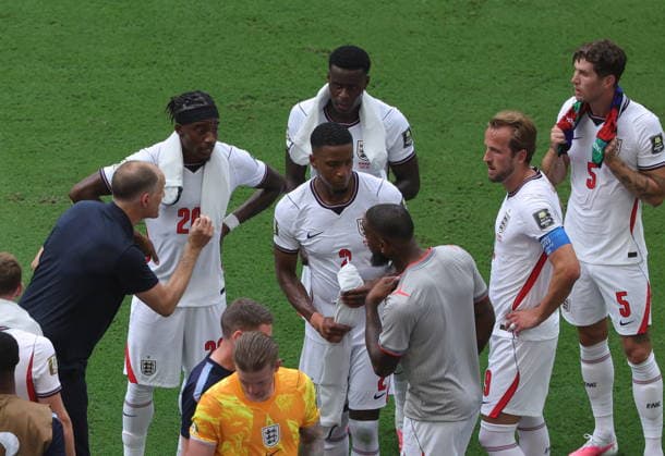 FIFA World Cup, WM, Weltmeisterschaft, Fussball 2026 quarterfinals - Norway vs England England headcoach Thomas Tuchel talks to his players during a hydration break in action during the FIFA World Cup 2026 quarterfinals match Norway against England, in Miami, USA, 11 July 2026. MIAMI United States  Copyright: xCRISTOBALxHERRERA-ULASHKEVICHx