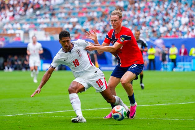 Fotball-VM 2026: Norge - England Miami Gardens, Florida , USA 20260711. Englands Jude Bellingham og Norges Torbjorn Lysaker Heggem under kvartfinalen i fotball-VM 2026 mellom Norge og England pa Miami stadion. Foto: Fredrik Varfjell NTB Miami Gardens, Florida USA EDITORIAL USE ONLY. RESTRICTED USE FOR BETTING COMPANIES Ref:_SPO6KLS1gk15dY.jpg *** 2026 World Cup: Norway vs. England, Miami Gardens, Florida, USA, July 11, 2026. England’s Jude Bellingham and Norway’s Torbjørn Lysaker Heggem during the quarterfinal match of the 2026 World Cup between Norway and England at Miami Stadium. Photo: Fredrik Varfjell, NTB, Miami Gardens, Florida, USA EDITORIAL USE ONLY RESTRICTED USE FOR BETTING COMPANIES  Copyright: xFredrikxVarfjellx xNTBx